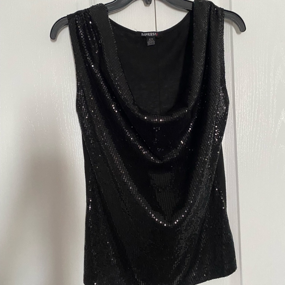 Black blouse, medium sleeveless impress
